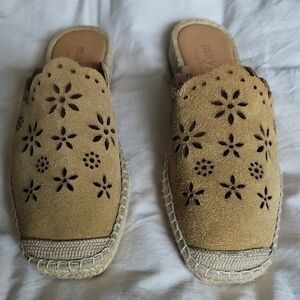 Matisse Tan Mule Espadrille Flat Clogs with Floral Cut-Outs. Maypole Size 39